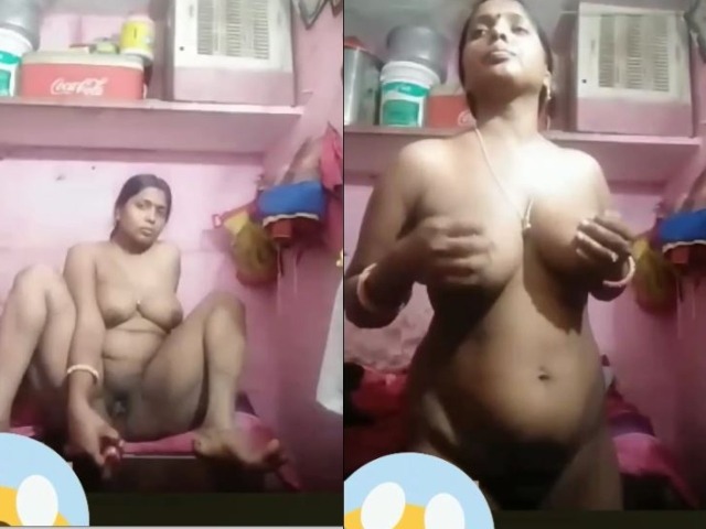 Bihari housewife dildoing pussy