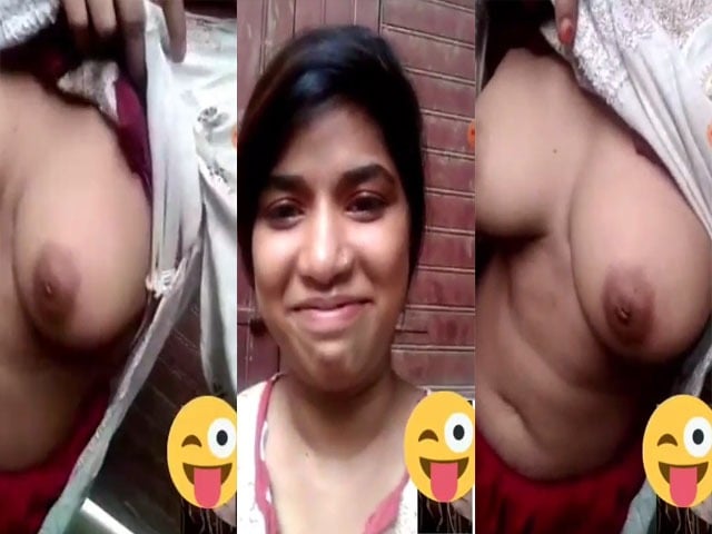 Karachi girl showing her boobs