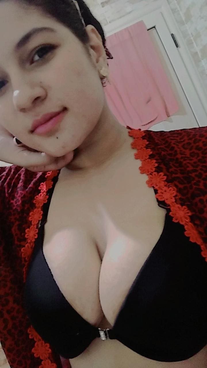 Snapchat Indian babe big boobs showing selfies