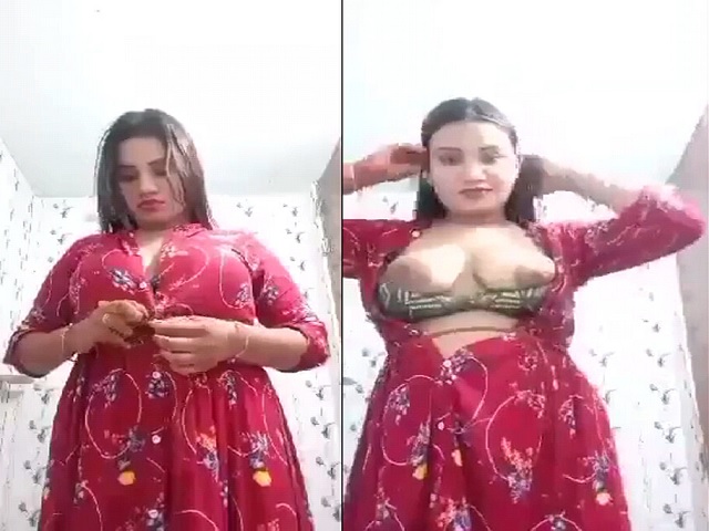 Pakistani girl naked boobs show selfie