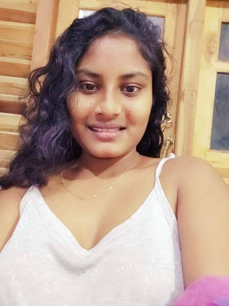Srilankan office girl topless photos